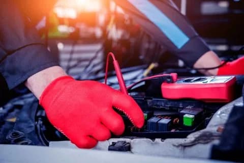Pomiar instalacji elektrycznej auta miernikiem